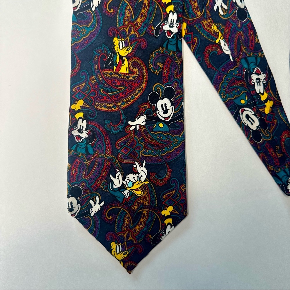 Vintage “The Disney Store” Classic Men’s Silk Tie 4” x 60”, Mickey Daffy Goofy